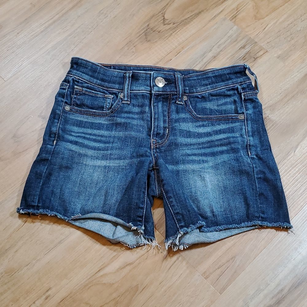 🔺️American Eagle Dark Wash Raw Hem Jean Shorts Size 2/26